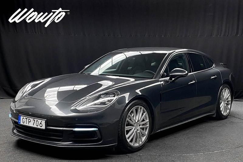 Grå (volcano grå metallic) Begagnad 2018 Porsche Panamera 4 Sedan | 499 800 kr (Marknadspris) - Bild 1/3