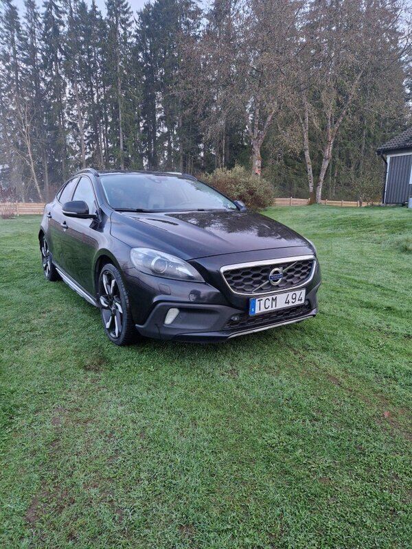 Svart Begagnad 2013 Volvo V40 CC Kombi | 125 000 kr - Bild 1/4