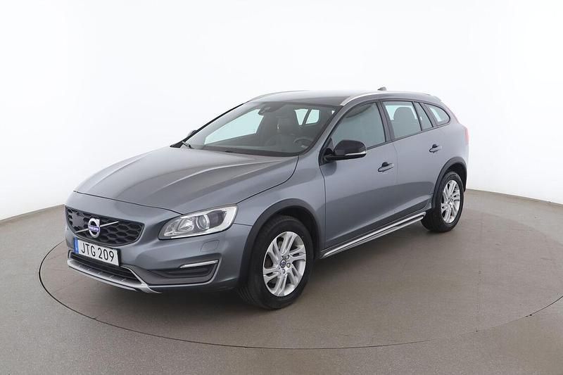 Grå Begagnad 2015 Volvo V60 CC Summum Kombi | 167 000 kr (Marknadspris) - Bild 1/4