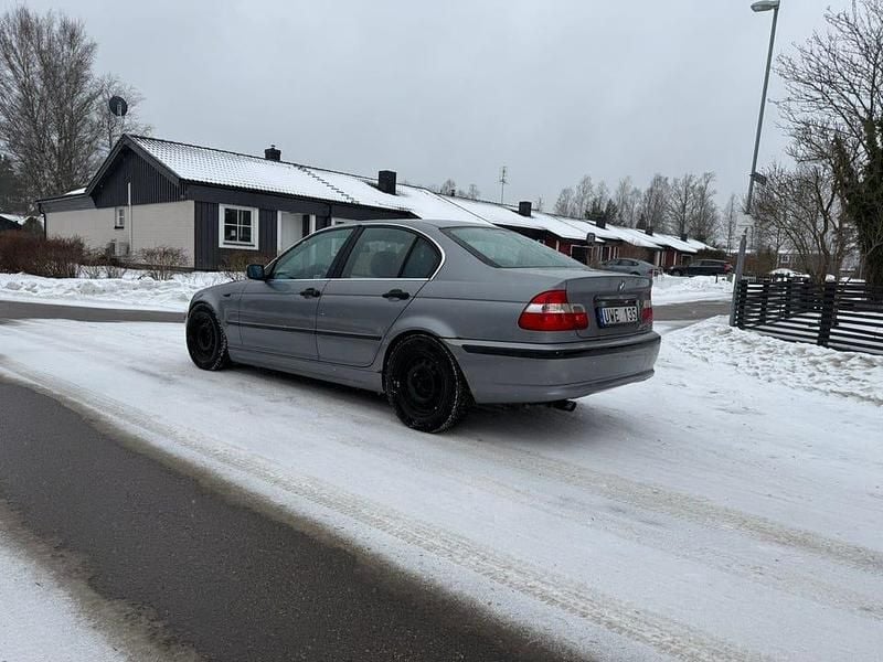 Begagnad BMW 318 143 HK (105 kW) 2004 Sedan