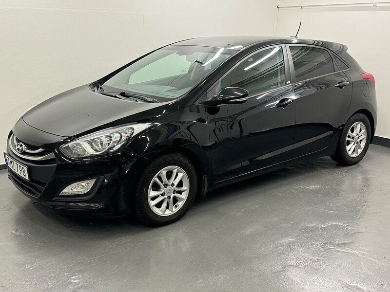 Svart Begagnad 2014 Hyundai i30 Premium Halvkombi | 94 900 kr (Marknadspris) - Bild 1/4