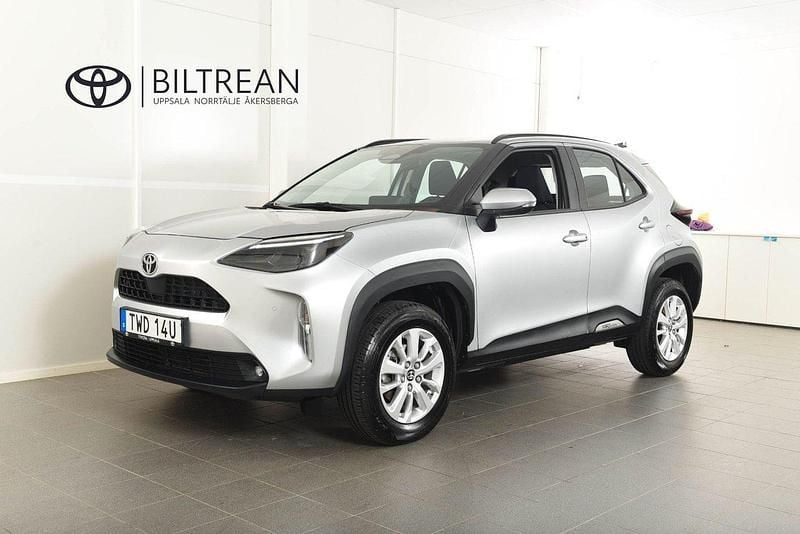 Silver (silver metallic) Begagnad 2024 Toyota Yaris Hybrid Active SUV | 274 900 kr (Marknadspris) - Bild 1/4