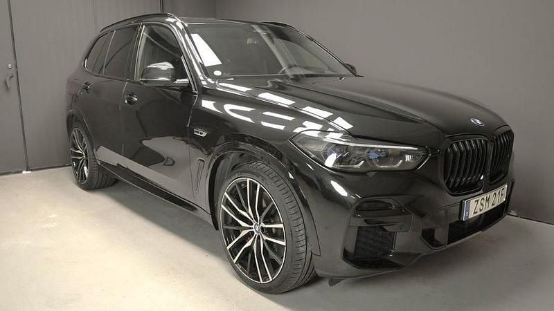 Svart Begagnad 2022 BMW X5 iPerformance SUV | 619 800 kr - Bild 1/4