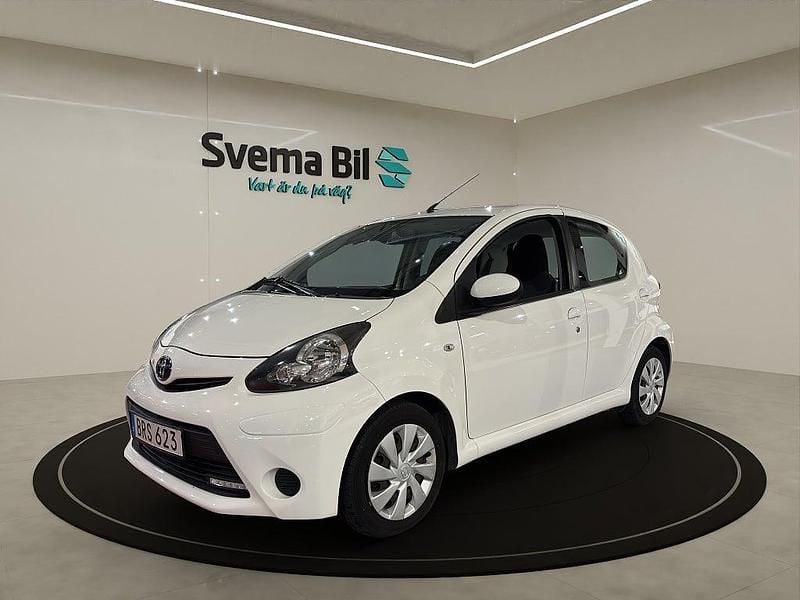Vit Begagnad 2014 Toyota Aygo Halvkombi | 69 900 kr (Marknadspris) - Bild 1/4