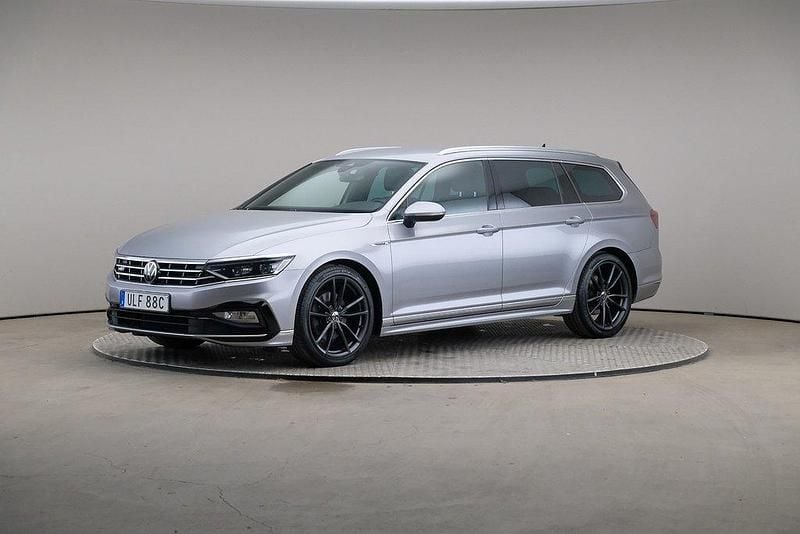 Silver (pyrit silver (metallic)) Begagnad 2022 VW Passat R-line Kombi | 329 000 kr (Marknadspris) - Bild 1/4