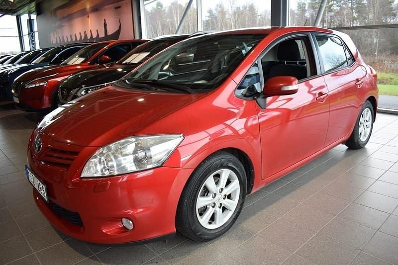 Mörkröd (röd) Begagnad 2012 Toyota Auris Halvkombi | 69 000 kr (Marknadspris) - Bild 1/4