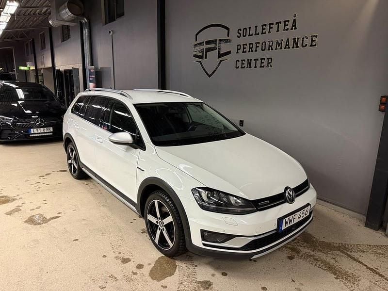 Vit Begagnad 2015 VW Golf Alltrack Kombi | 149 900 kr (Marknadspris) - Bild 1/4