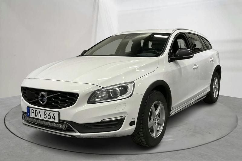Vit Begagnad 2017 Volvo V60 CC Momentum Kombi | 99 000 kr (Superpris) - Bild 1/4