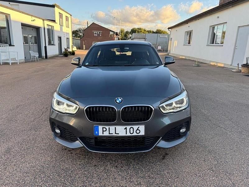 Begagnad 2017 BMW 118 Halvkombi | 129 000 kr (Marknadspris) - Bild 1/4