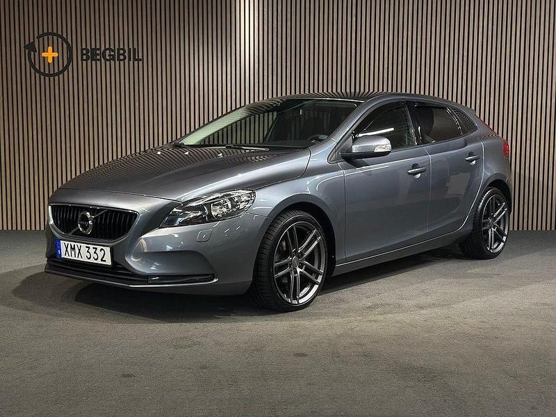 Grå Begagnad 2018 Volvo V40 Kombi | 169 000 kr (Lite dyr) - Bild 1/4