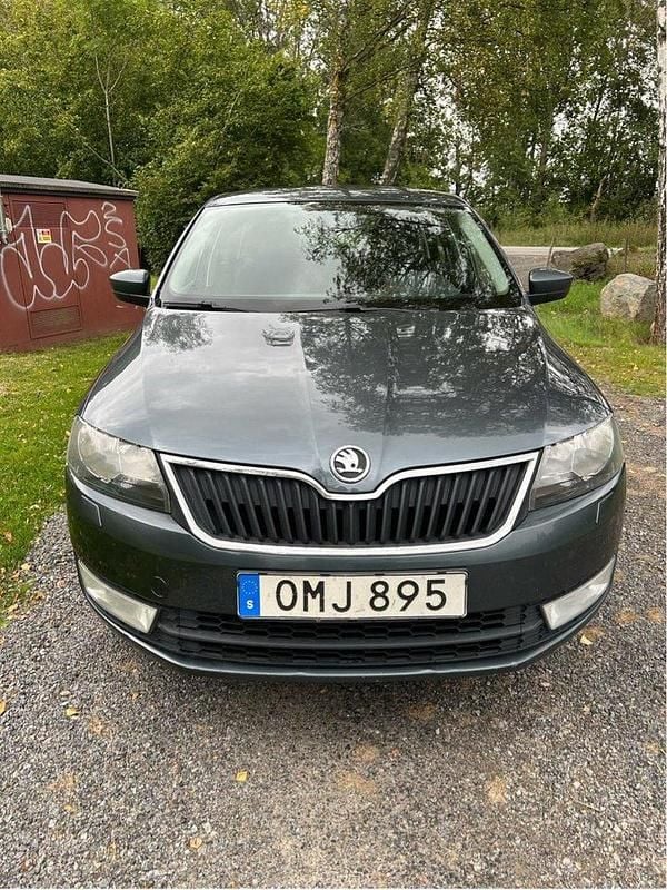 Grå Begagnad 2015 Skoda Rapid Halvkombi | 54 000 kr (Bra pris) - Bild 1/4