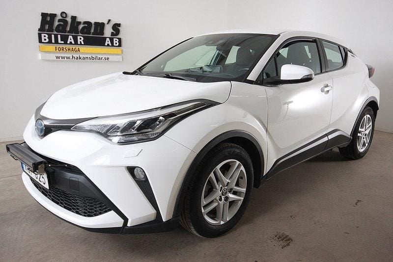 Vit Begagnad 2022 Toyota C-HR Active SUV | 259 500 kr (Marknadspris) - Bild 1/4