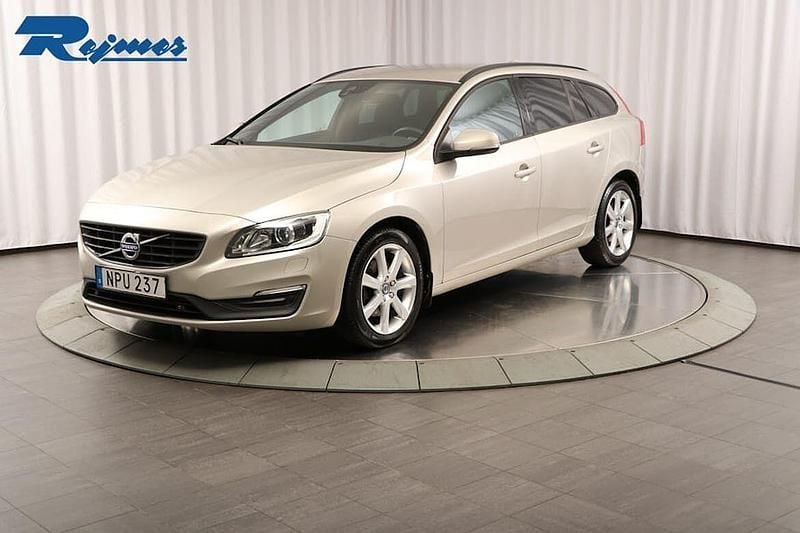 Ljusbrun (luminous sand met) Begagnad 2018 Volvo V60 Standard Kombi | 159 100 kr (Marknadspris) - Bild 1/4