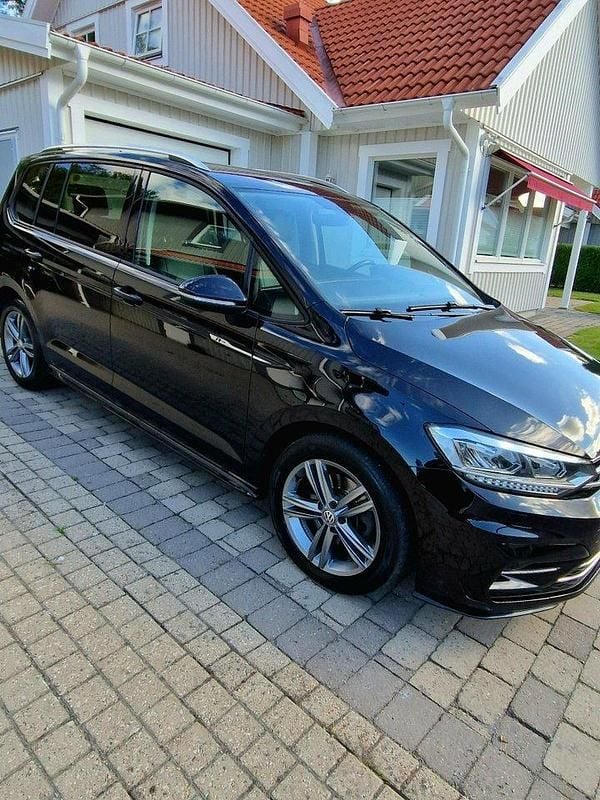Svart Begagnad 2020 VW Touran Minibuss | 160 000 kr (Bra pris) - Bild 1/4