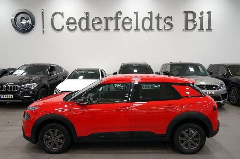 Röd Begagnad 2018 Citroën C4 Cactus PureTech Halvkombi | 138 900 kr (Lite dyr) - Bild 1/4