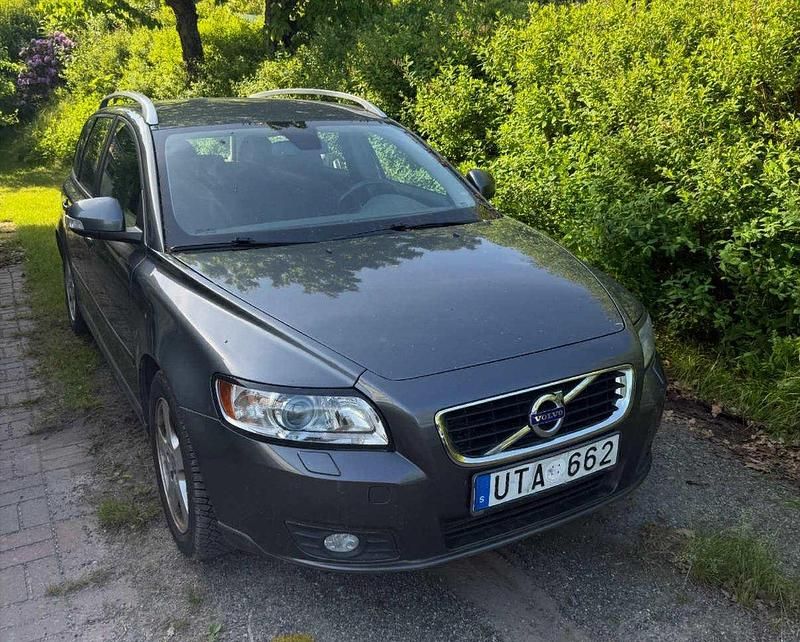 Grå Begagnad 2012 Volvo V50 Momentum Kombi | 85 000 kr (Marknadspris) - Bild 1/3