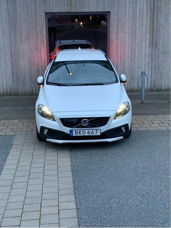 Vit Begagnad 2016 Volvo V40 CC Momentum Kombi | 140 000 kr (Marknadspris) - Bild 1/4