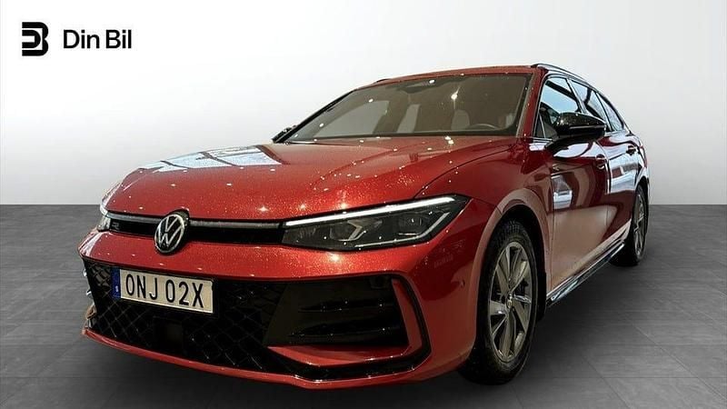 Röd Begagnad 2024 VW Passat R-line Kombi | 419 900 kr (Marknadspris) - Bild 1/4
