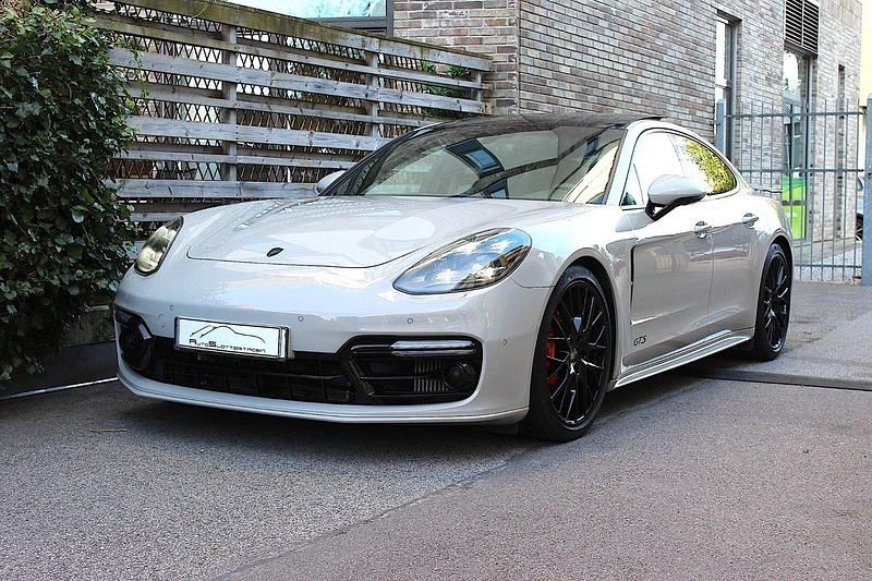 Grå Begagnad 2018 Porsche Panamera GTS Sedan | 819 000 kr - Bild 1/4