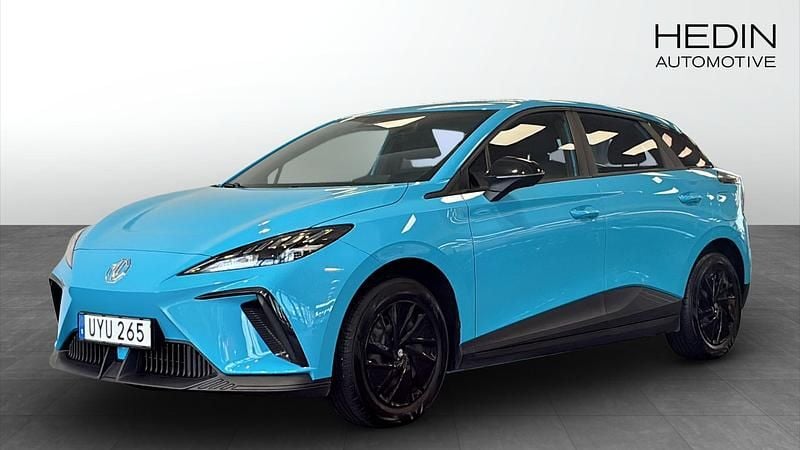Blå (blue) Begagnad 2023 MG MG4 EV Halvkombi | 249 900 kr (Marknadspris) - Bild 1/4