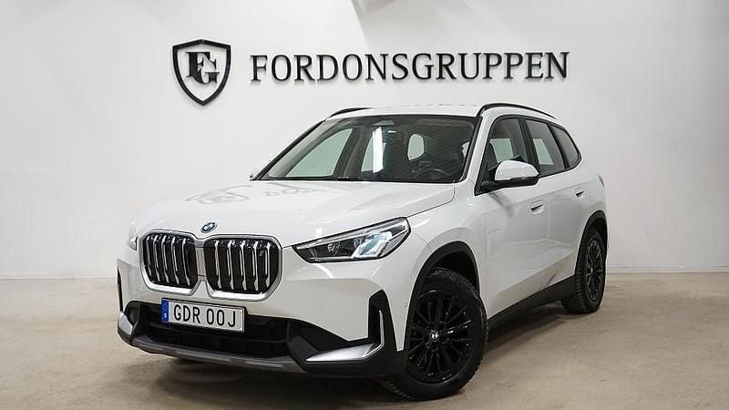 Vit Begagnad 2022 BMW iX1 Shadowline SUV | 349 800 kr - Bild 1/4