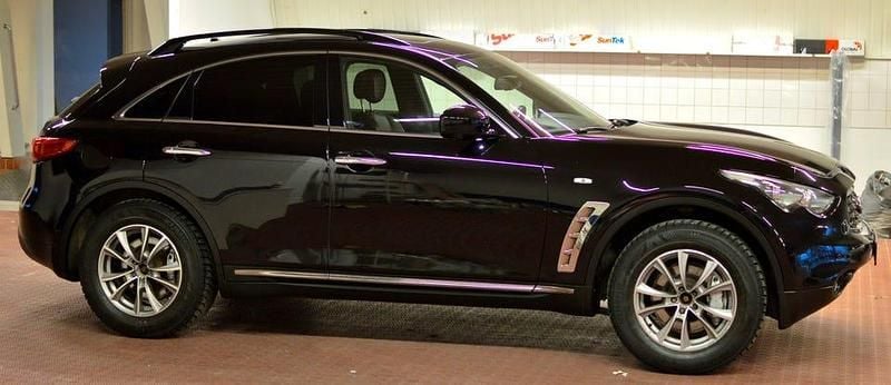 Begagnad Infiniti Fx50 400 HK (294 kW) 2011 Svart med lila pearl SUV