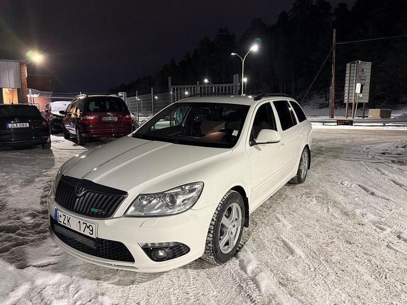 Begagnad Skoda Octavia RS 170 HK (125 kW) 2011 Vit Kombi
