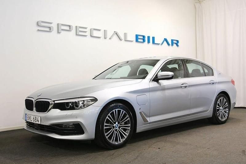 Glaciärsilver metallic Begagnad 2019 BMW 530 iPerformance Sedan | 269 000 kr (Superpris) - Bild 1/4