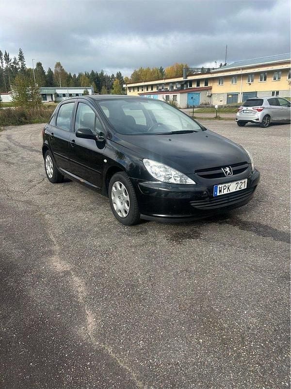 Svart Begagnad 2005 Peugeot 307 Halvkombi | 26 000 kr (Marknadspris) - Bild 1/3