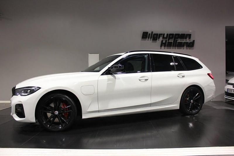 Alpin vit Begagnad 2022 BMW 330 M Sport Kombi | 289 900 kr (Marknadspris) - Bild 1/4
