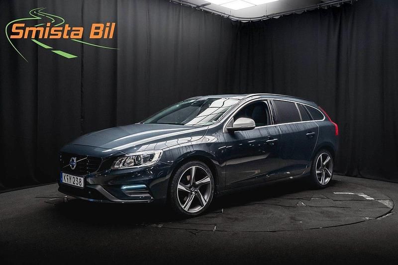 Grå Begagnad 2015 Volvo V60 R-Design Kombi | 228 600 kr (Dyr) - Bild 1/3