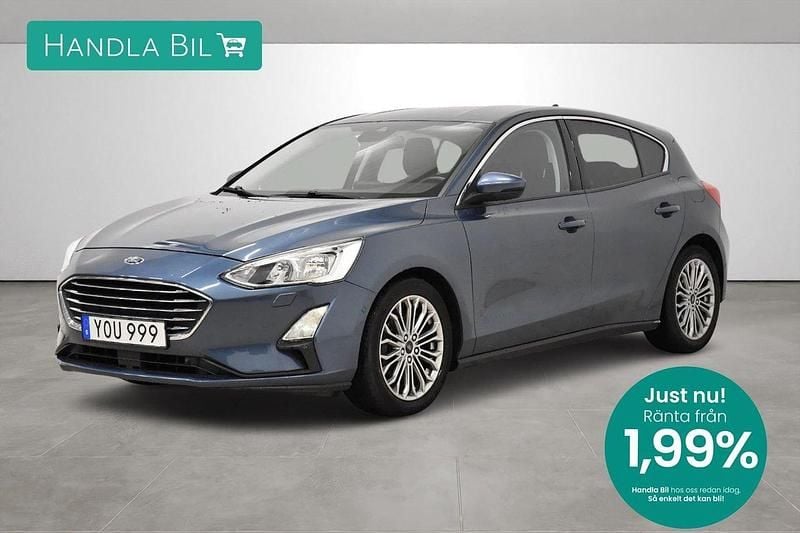 Blå Begagnad 2018 Ford Focus Titanium Halvkombi | 134 900 kr (Marknadspris) - Bild 1/3