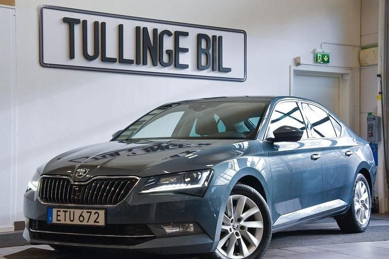 Mörkgrå Begagnad 2018 Skoda Superb Business Line Halvkombi | 187 900 kr (Marknadspris) - Bild 1/4