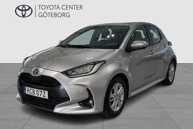 Silver Begagnad 2021 Toyota Yaris Hybrid Active Halvkombi | 184 900 kr (Marknadspris) - Bild 1/4