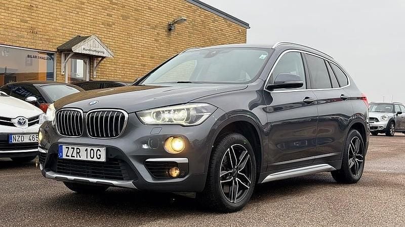 Grå Begagnad 2019 BMW X1 xLine SUV | 199 500 kr (Marknadspris) - Bild 1/4