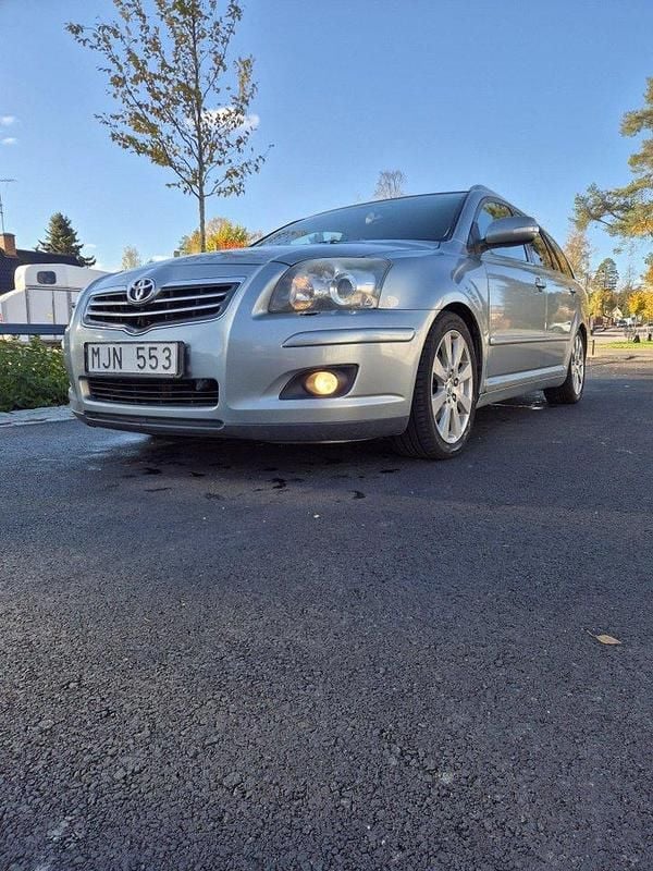 Grå Begagnad 2007 Toyota Avensis Kombi | 28 000 kr (Marknadspris) - Bild 1/4