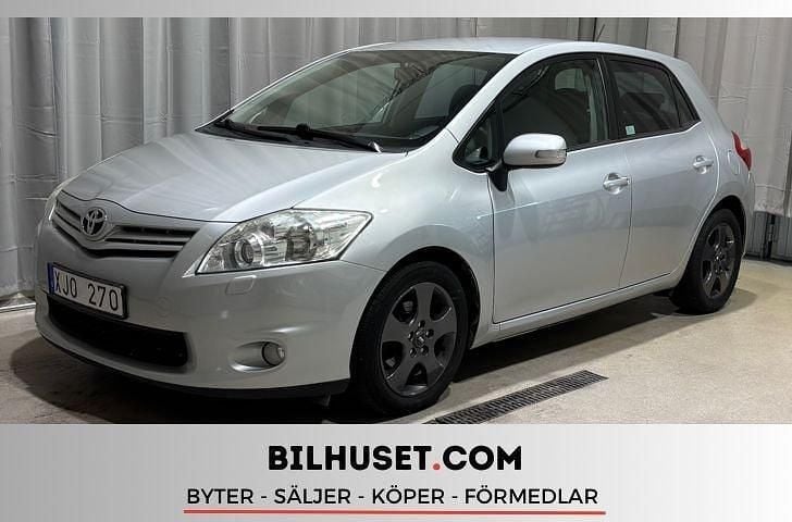 Silver Begagnad 2010 Toyota Auris Plus Halvkombi | 49 000 kr (Marknadspris) - Bild 1/4
