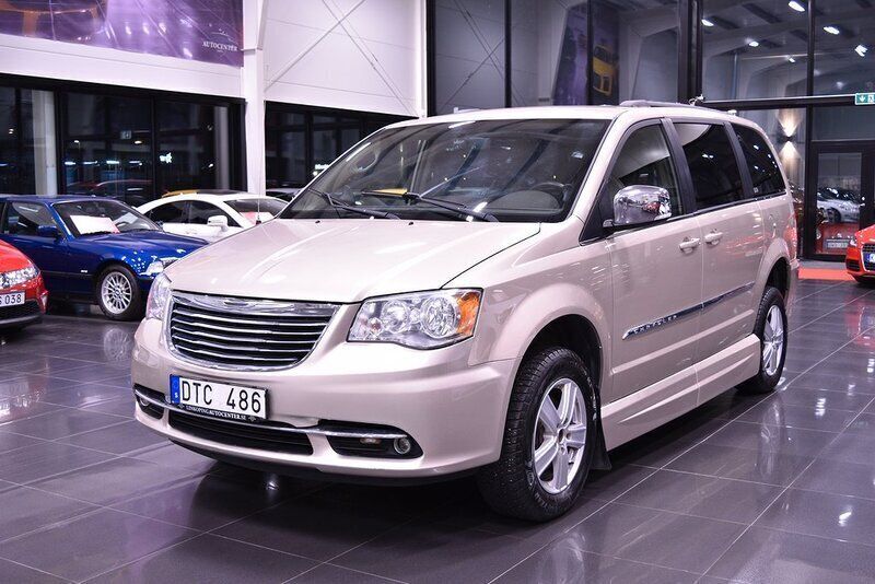 Ljusbrun Begagnad 2013 Chrysler Town & Country Minibuss | 119 900 kr (Bra pris) - Bild 1/4