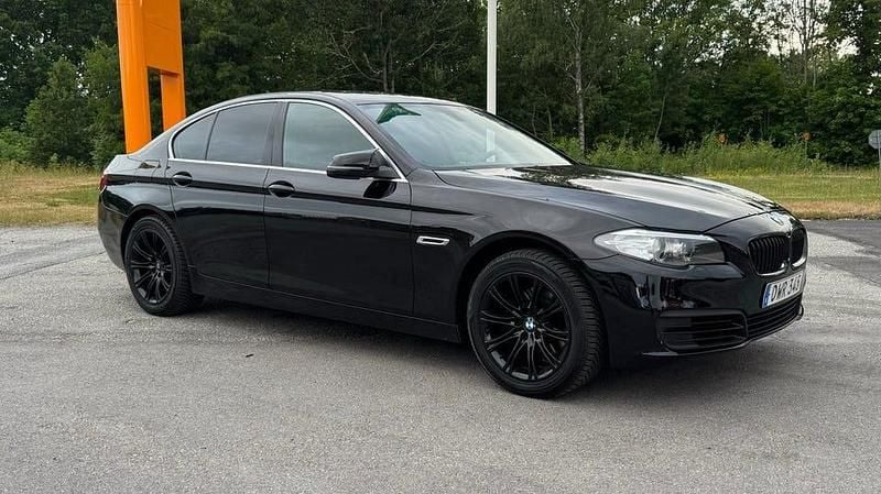 Svart Begagnad 2014 BMW 520 Sedan | 129 800 kr (Bra pris) - Bild 1/4