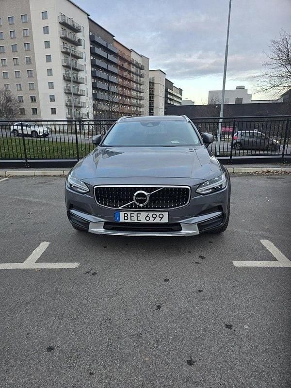 Begagnad 2019 Volvo V90 CC Momentum Kombi | 239 000 kr (Superpris) - Bild 1/4