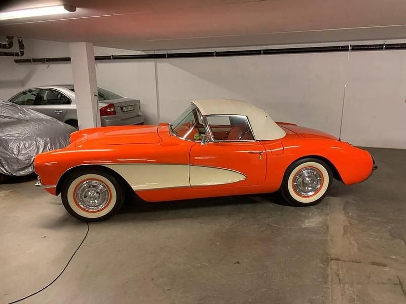 Röd med ett cremefärgat fält på sidorna Begagnad 1957 Chevrolet Corvette C1 Cab | 999 000 kr - Bild 1/4