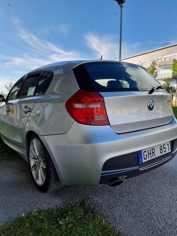 Grå Begagnad 2008 BMW 120 Advantage Halvkombi | 85 000 kr (Lite dyr) - Bild 1/4