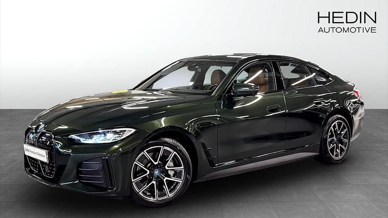 Grön (green) Begagnad 2023 BMW i4 M Sport Sedan | 447 700 kr (Marknadspris) - Bild 1/4
