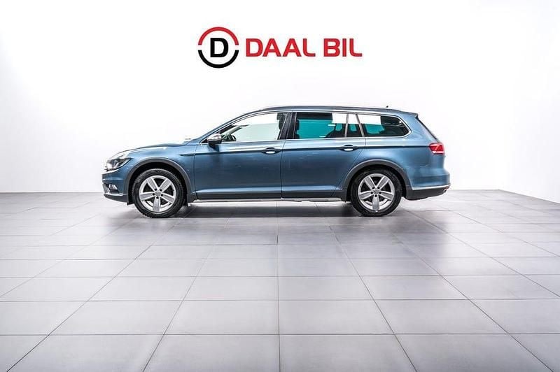 Blå Begagnad 2017 VW Passat Alltrack Executive Kombi | 174 700 kr (Marknadspris) - Bild 1/4