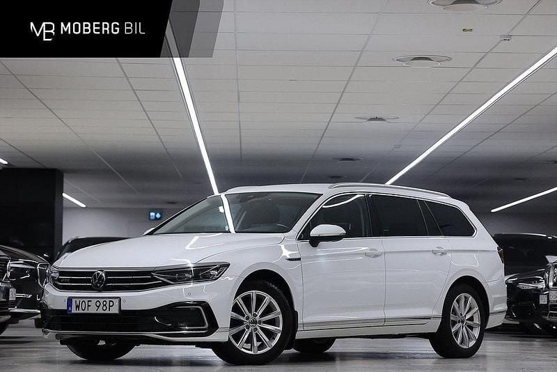 Vit Begagnad 2021 VW Passat GTE Kombi | 239 900 kr (Marknadspris) - Bild 1/3