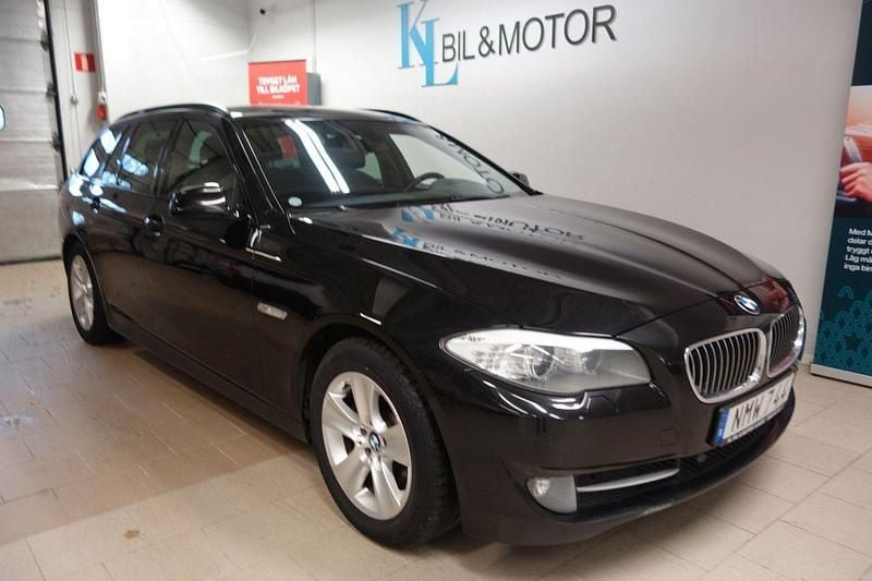 Svart (svart sapphire metallic) Begagnad 2013 BMW 530 Kombi | 129 900 kr (Bra pris) - Bild 1/4