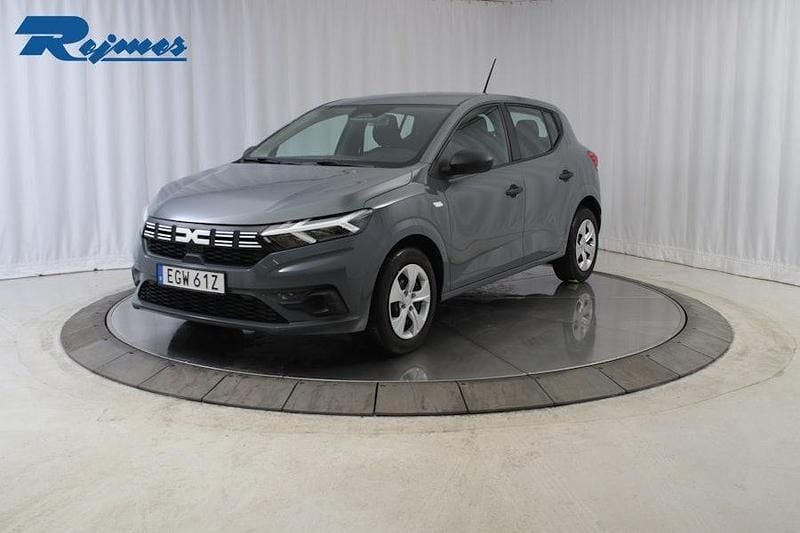 Grå Begagnad 2024 Dacia Sandero Essentiel Halvkombi | 157 000 kr (Marknadspris) - Bild 1/4