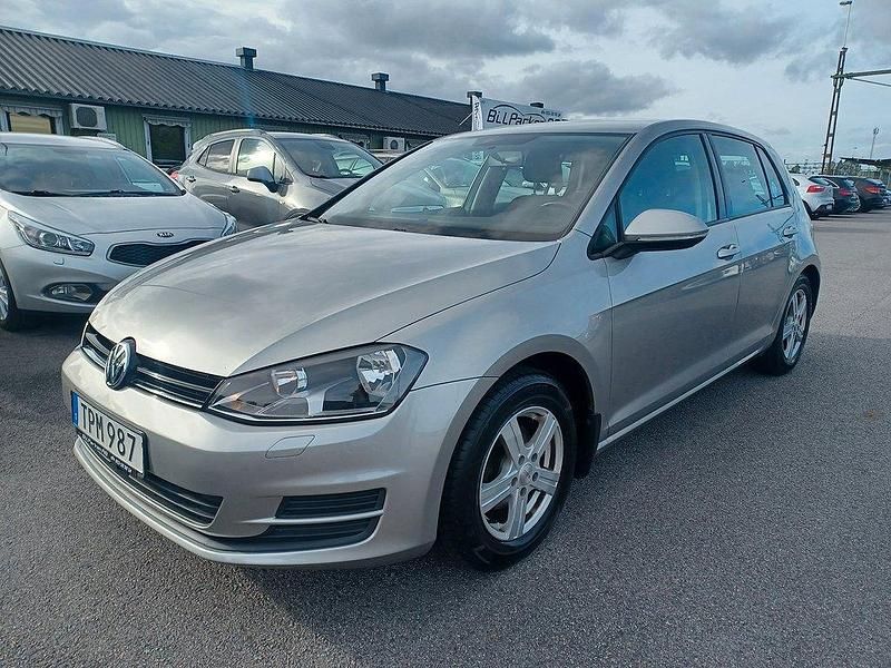 Silver Begagnad 2014 VW Golf VII Halvkombi | 64 900 kr (Bra pris) - Bild 1/4