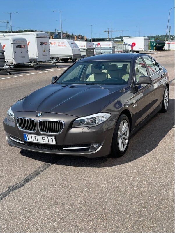 Brun Begagnad 2011 BMW 520 Sedan | 90 000 kr (Marknadspris) - Bild 1/4