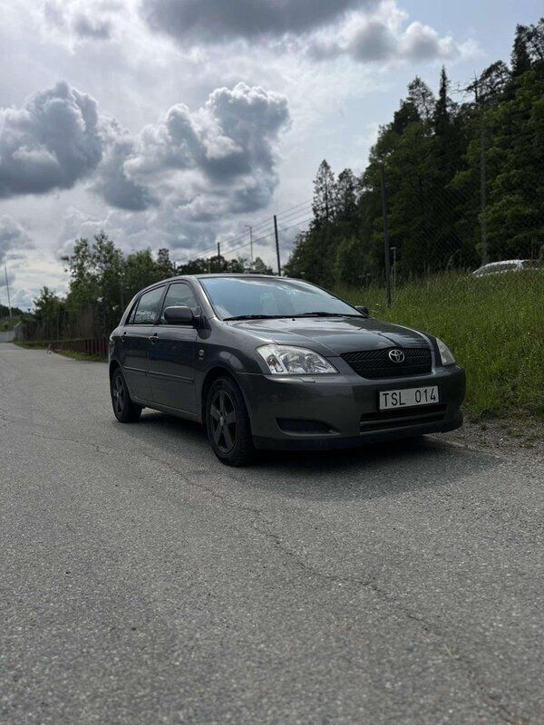 Grå Begagnad 2002 Toyota Corolla Halvkombi | 40 000 kr (Dyr) - Bild 1/4
